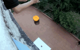 Youtuber nổi tiếng thực hiện thử thách dùng 100 con dao phóng từ trên cao xuống gây phẫn nộ-4