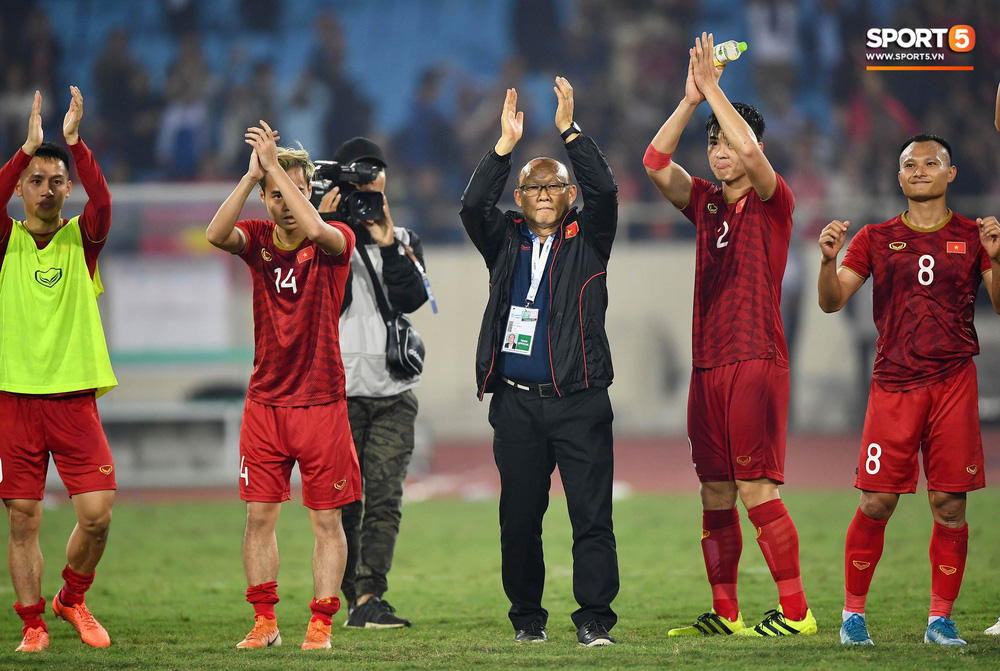 Phát hiện lý thú: Đỗ Duy Mạnh dành cả thanh xuân để kiễng chân khi chụp hình tập thể-11