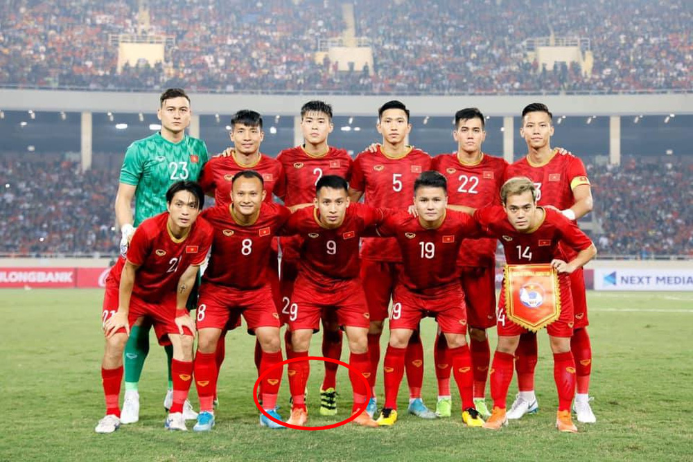 Phát hiện lý thú: Đỗ Duy Mạnh dành cả thanh xuân để kiễng chân khi chụp hình tập thể-2