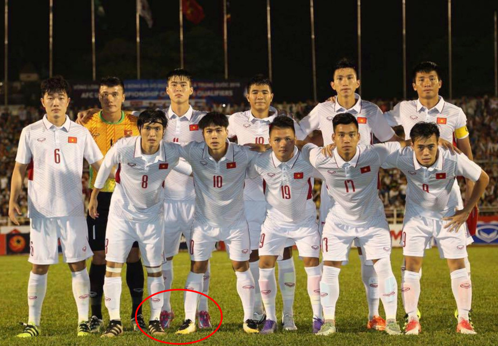 Phát hiện lý thú: Đỗ Duy Mạnh dành cả thanh xuân để kiễng chân khi chụp hình tập thể-4