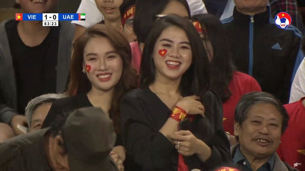 Nữ CĐV xinh đẹp xuất hiện trên khán đài trận Việt Nam - UAE: Tưởng người lạ hóa ra người quen, từng làm việc cùng Trâm Anh-1
