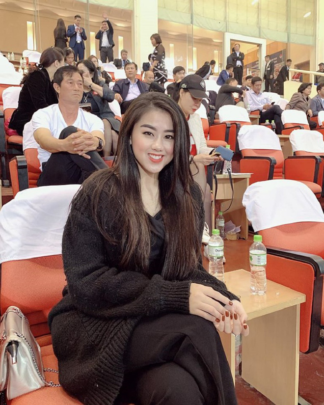 Nữ CĐV xinh đẹp xuất hiện trên khán đài trận Việt Nam - UAE: Tưởng người lạ hóa ra người quen, từng làm việc cùng Trâm Anh-3