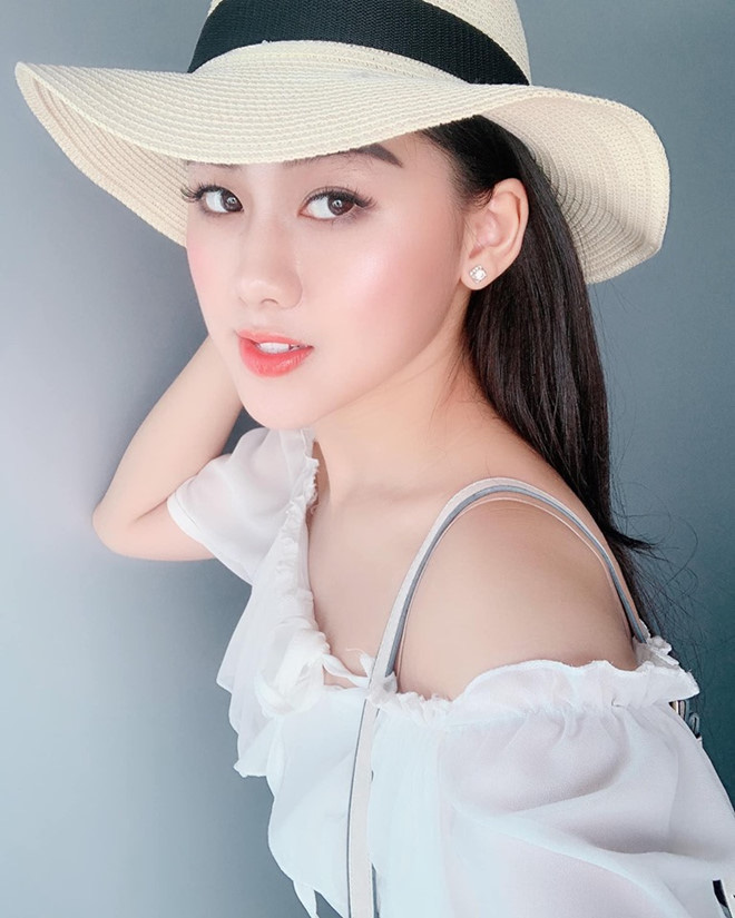 Nữ CĐV xinh đẹp xuất hiện trên khán đài trận Việt Nam - UAE: Tưởng người lạ hóa ra người quen, từng làm việc cùng Trâm Anh-6