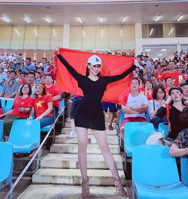 Nữ CĐV xinh đẹp xuất hiện trên khán đài trận Việt Nam - UAE: Tưởng người lạ hóa ra người quen, từng làm việc cùng Trâm Anh-10