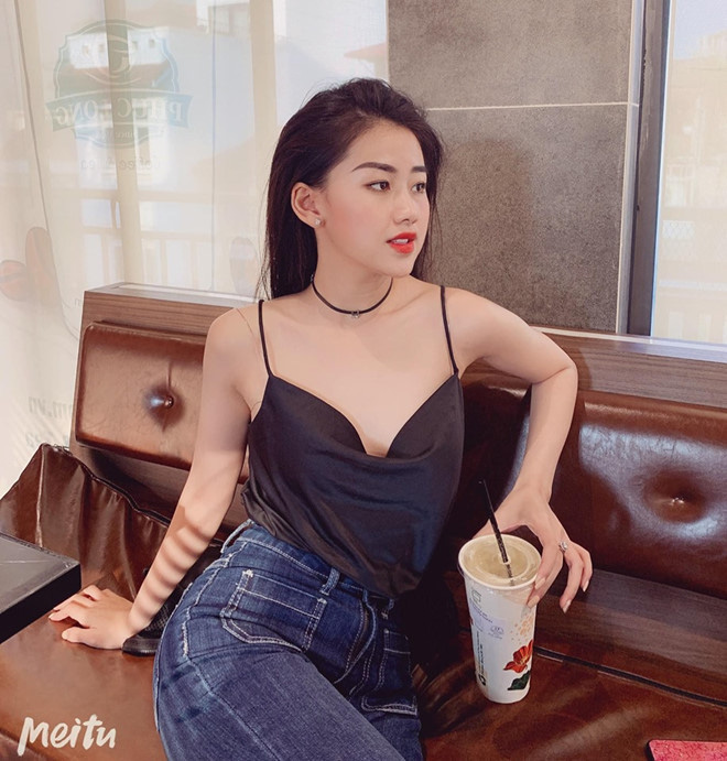 Nữ CĐV xinh đẹp xuất hiện trên khán đài trận Việt Nam - UAE: Tưởng người lạ hóa ra người quen, từng làm việc cùng Trâm Anh-8