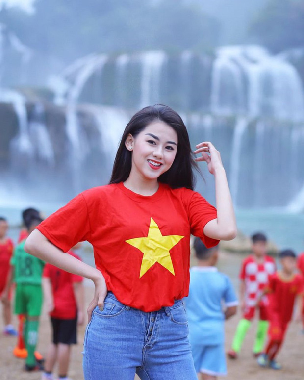 Nữ CĐV xinh đẹp xuất hiện trên khán đài trận Việt Nam - UAE: Tưởng người lạ hóa ra người quen, từng làm việc cùng Trâm Anh-9