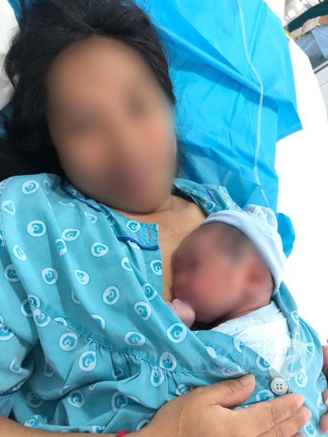 Hơn 40 tuần mới có dấu hiệu đòi ra, vừa chào đời, bé trai đã dọa cả bác sĩ và gia đình sản phụ vì điều này-2