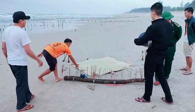 Thông tin về thi thể không đầu, mặc áo ghi chữ nước ngoài dạt vào bờ biển Quảng Nam-1