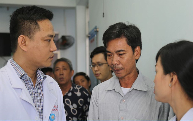 Bé gái mất cha mẹ, nguy kịch trong vụ tai nạn với xe tải xuất viện với 2 cánh tay bó bột-4