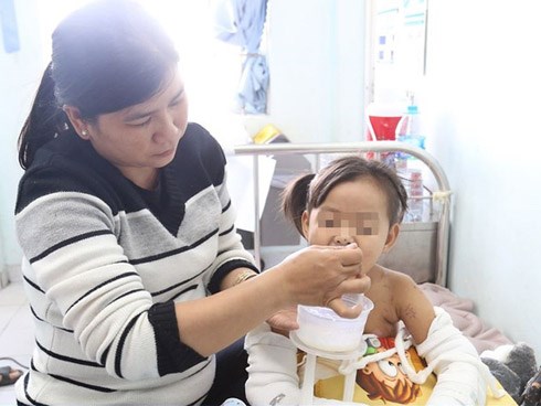 Bé gái mất cha mẹ, nguy kịch trong vụ tai nạn với xe tải xuất viện với 2 cánh tay bó bột