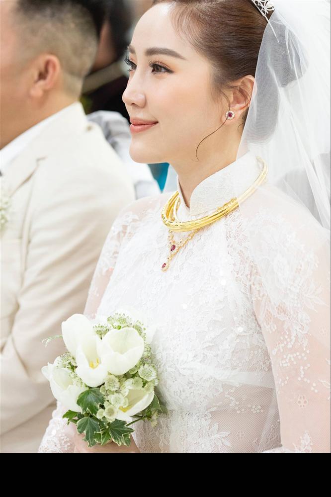 Khoảnh khắc thiêng liêng trong lễ cưới Bảo Thy-2