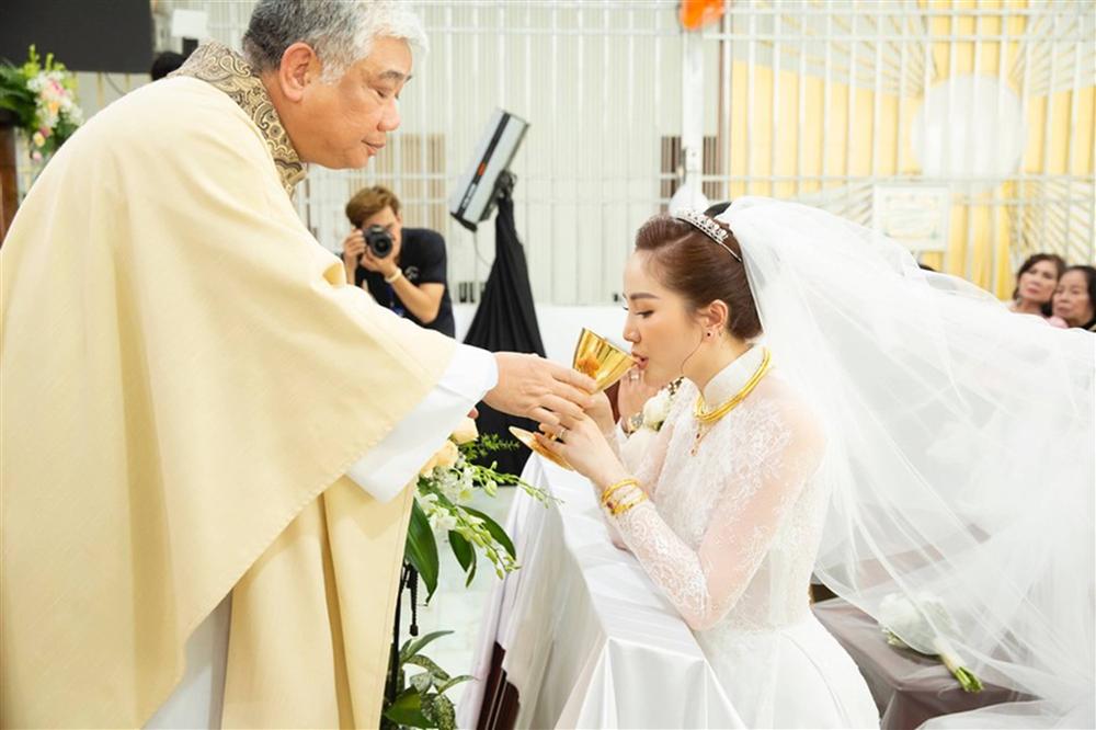 Khoảnh khắc thiêng liêng trong lễ cưới Bảo Thy-4