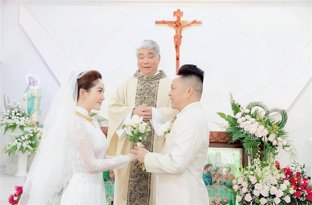 Khoảnh khắc thiêng liêng trong lễ cưới Bảo Thy-6
