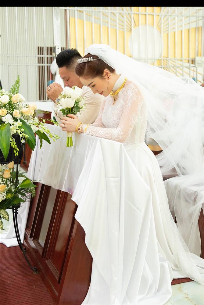 Khoảnh khắc thiêng liêng trong lễ cưới Bảo Thy-7