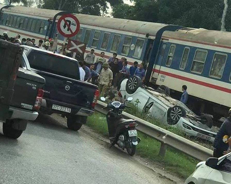 Tàu hỏa tông ôtô lật ngửa, nữ tài xế trẻ tử vong tại chỗ-1