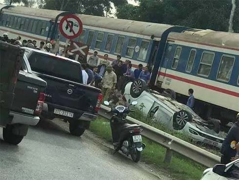 Xe đầu kéo bị tàu hỏa tông đứt đôi khi cố băng qua đường sắt, may mắn không có thương vong-4