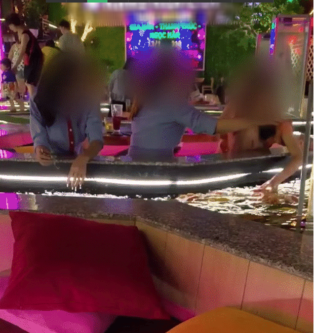 Clip 3 cô gái thò tay xuống bể cá Koi trong nhà hàng rồi vớt cá lên... ném, dân mạng chán ngán: Có duyên chết liền-1