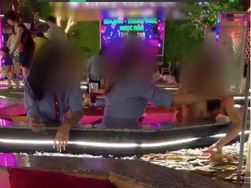 Clip: Cô gái bị nam thanh niên lao vào ôm ấp, sàm sỡ trước cửa nhà lúc hơn 1 giờ sáng-2