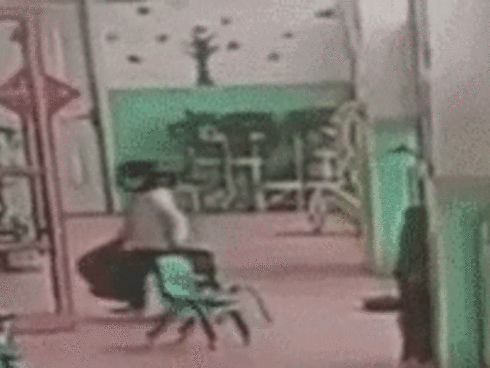 Phẫn nộ cảnh cô giáo đá văng một bé gái, thậm chí còn vứt balo và để bé đứng ngoài lớp nguyên buổi