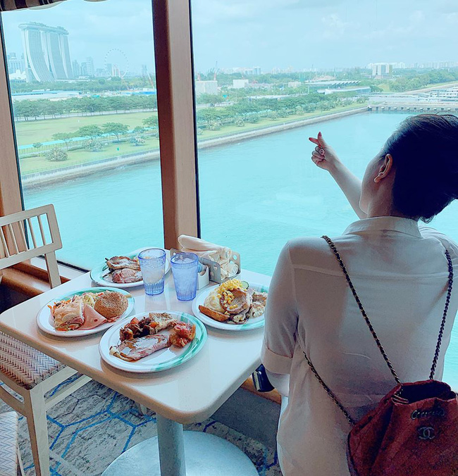 Bảo Thy cũng là một tay chơi đồ hiệu chẳng phải dạng vừa khi lộ ảnh tủ đồ hiệu cao 10 tầng cùng chiến tích mua sắm theo lố-16