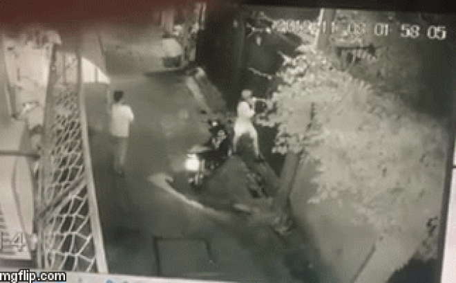 Clip: Cô gái bị nam thanh niên lao vào ôm ấp, sàm sỡ trước cửa nhà lúc hơn 1 giờ sáng-1