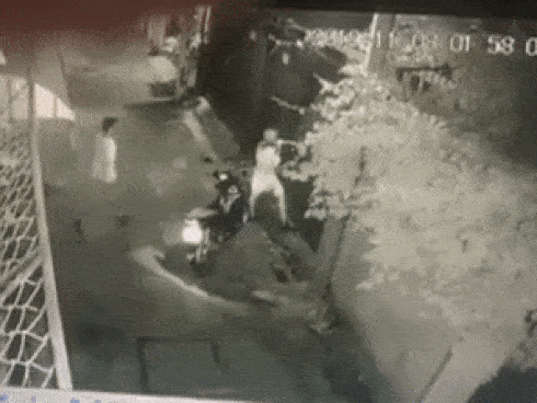 Clip: Người đàn ông sàm sỡ vòng 1 của cô gái trẻ đang đi bộ bên đường nhưng pha phản đòn của nạn nhân mới gây bất ngờ-2