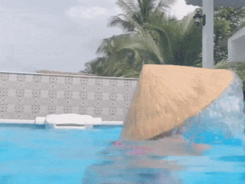 Ôtô mất lái suýt đâm trúng người đi xe máy-1