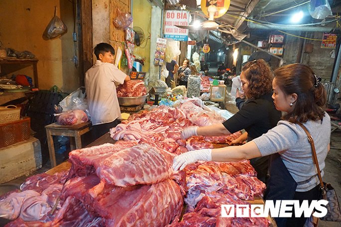 Giá thịt lợn tăng sốc, dân buôn kêu ế thảm-3