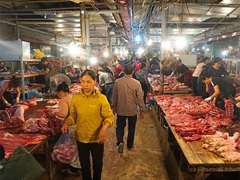 Giá thịt lợn tăng 'sốc', dân buôn kêu ế thảm
