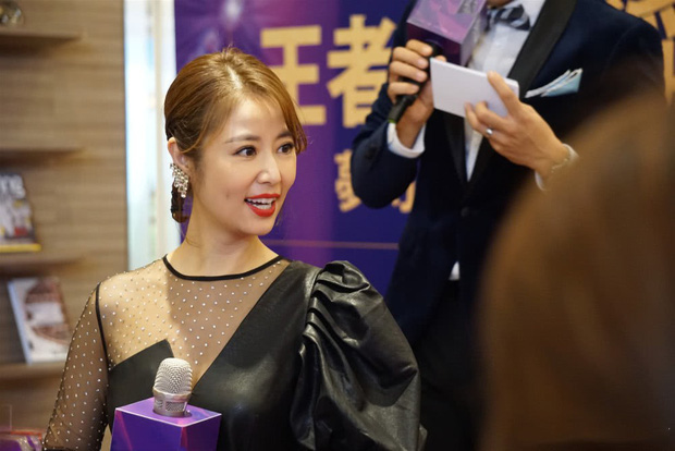 Mặt mộc của Lâm Tâm Như ở độ tuổi 43: Khác xa với lúc make up nhưng lại sở hữu làn da đáng ngưỡng mộ-4