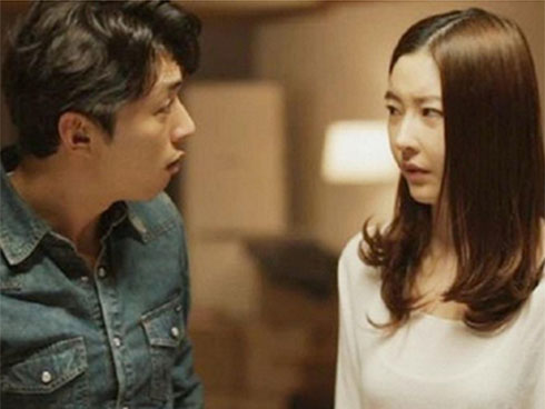 Vợ mang quà cưới tặng bạn thân, ngờ đâu tới cửa phòng tân hôn lại chết lặng nghe tiếng chồng trong đó: Nó say rồi, đêm nay anh sẽ là chú rể-2