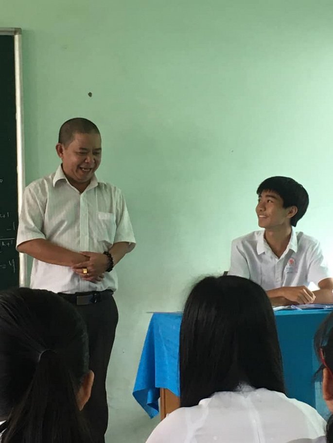 Thầy giáo đổi vai học sinh gây bão mạng-1