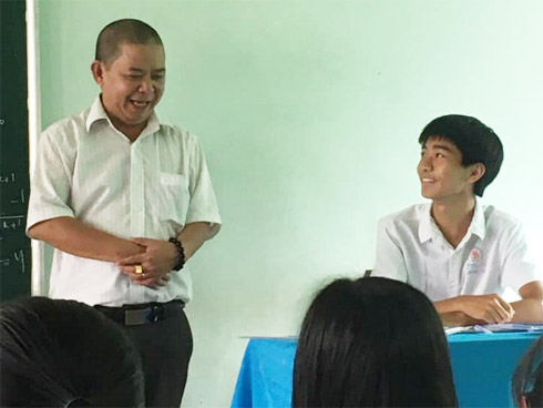 Thầy Lê Bá Khánh Trình múa phụ họa cho học sinh hát Bụi phấn-2