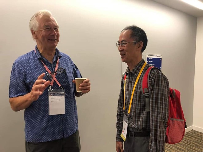 Thầy Lê Bá Khánh Trình múa phụ họa cho học sinh hát Bụi phấn-1