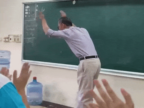 Thầy Lê Bá Khánh Trình múa phụ họa cho học sinh hát 'Bụi phấn'
