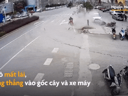 Ôtô lao từ cầu vượt xuống đường trúng đám đông làm chết người-1