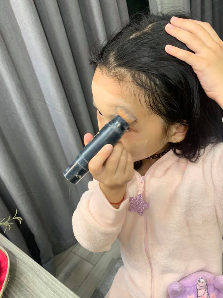 Bị nhắc nhở khi cho con gái 6 tuổi trang điểm mỗi ngày, Ốc Thanh Vân trả lời một câu khiến mọi người câm nín-2