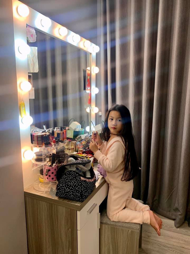 Bị nhắc nhở khi cho con gái 6 tuổi trang điểm mỗi ngày, Ốc Thanh Vân trả lời một câu khiến mọi người câm nín-4