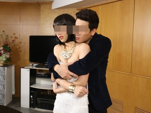 Trong đám cưới của bạn thân, tôi tránh chú rể như tránh hủi, vậy mà vẫn bị anh ta kéo vào góc tối đùa bỡn đến nỗi rách toạc cả váy