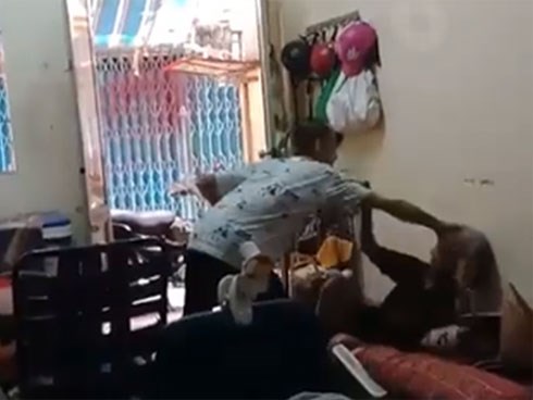 Nghi vấn cháu trai đánh đập, chửi bới cụ bà dã man mặc cho bà kêu cứu