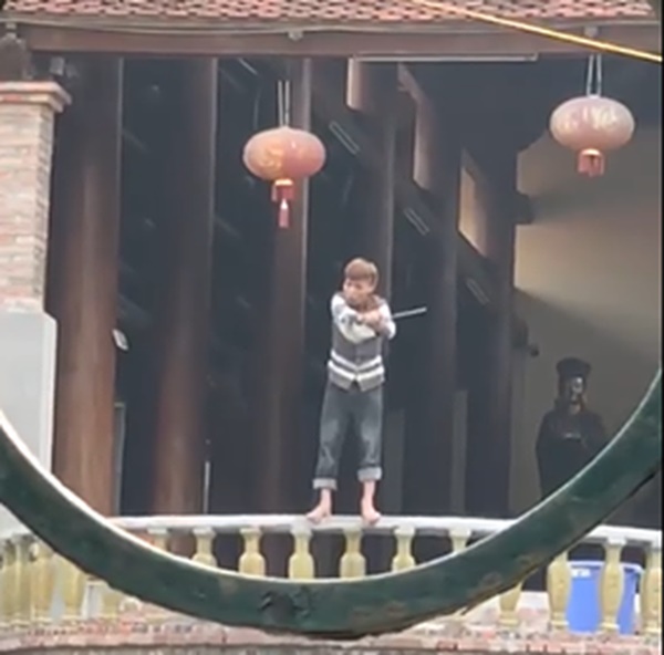 Hà Nội: Nam thanh niên có biểu hiện ngáo đá cầm dao vắt vẻo trên lan can chùa Phúc Long khiến người dân phẫn nộ-1