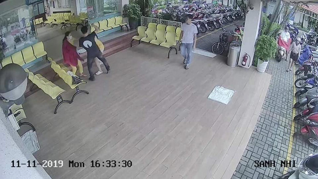 Yêu cầu huỷ chuyến không được, nam tài xế BeCar lao vào đấm và tát nữ hành khách đi cùng trẻ sơ sinh-1