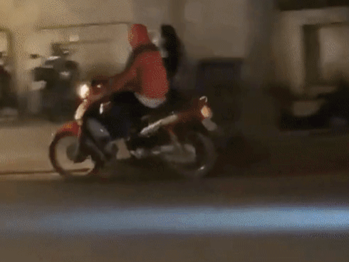 CLIP: Nằm chổng ngược chân lên trời lái xe, người đàn ông khiến cả phố giật mình vì quá dị-1