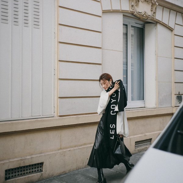 Hết Yoona rồi đến Hà Tăng diện chân váy da, bạn sao có thể kìm lòng trước item sang chảnh hào nhoáng này?-8