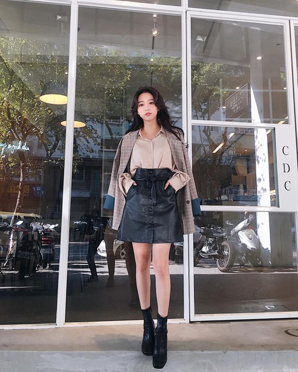Hết Yoona rồi đến Hà Tăng diện chân váy da, bạn sao có thể kìm lòng trước item sang chảnh hào nhoáng này?-10