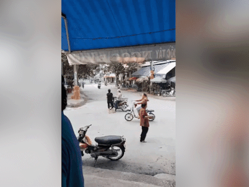CLIP: Dựng xe giữa ngã tư, hành động của 2 người phụ nữ khiến tất cả 
