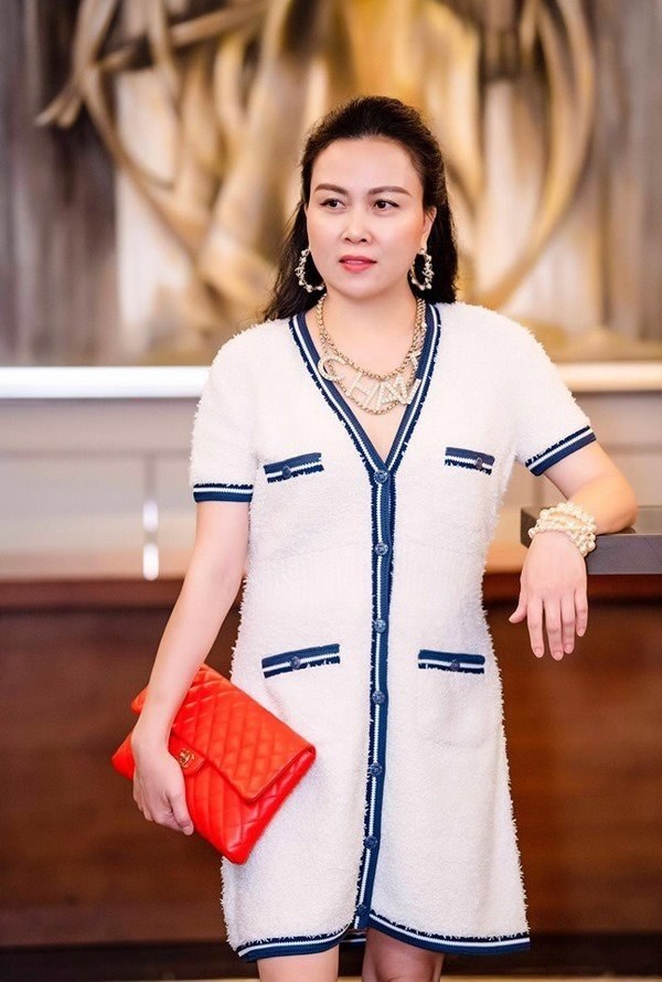 Ngọc Trinh, Phượng Chanel bạo tay sắm hàng hiệu tiền tỷ, mặc thả ga chẳng lo người ta-17