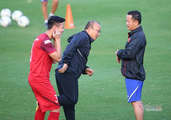 Thầy Park gặp riêng hàng thủ tuyển Việt Nam trước trận đấu Thái Lan-3