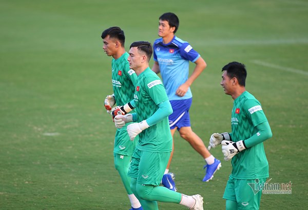 Thầy Park gặp riêng hàng thủ tuyển Việt Nam trước trận đấu Thái Lan-4