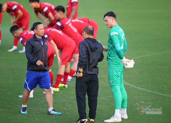 Thầy Park gặp riêng hàng thủ tuyển Việt Nam trước trận đấu Thái Lan-5